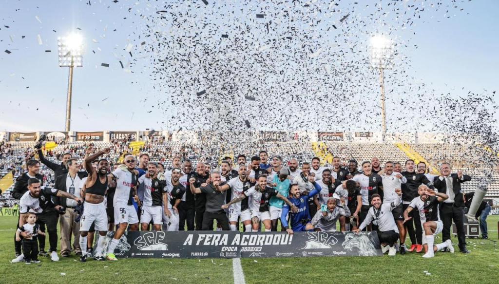 Farense festeja subida à II Liga (Foto: SC Farense)