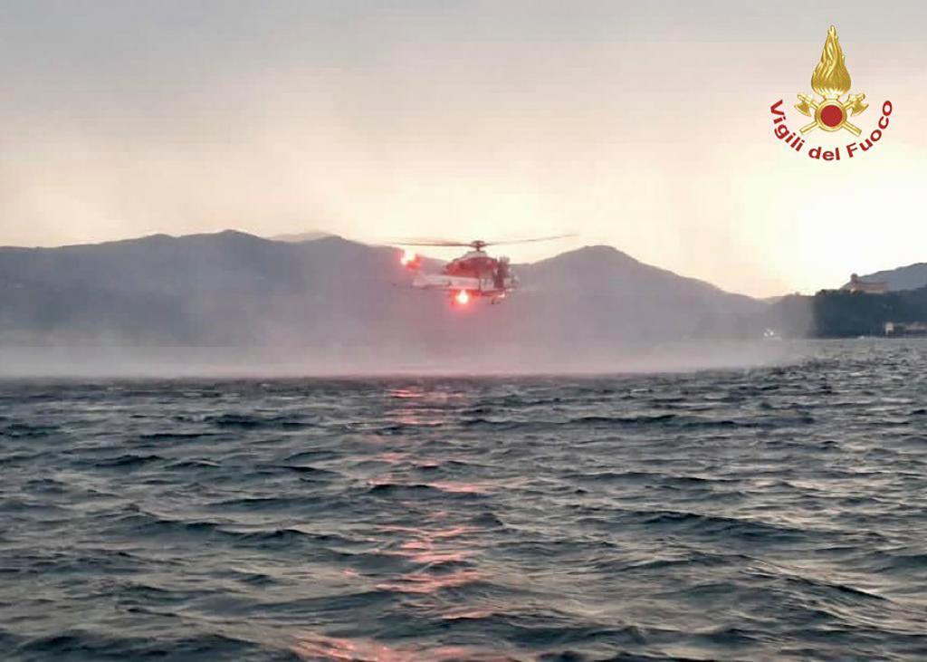 Operações de busca dos bombeiros após naufrágio no Lago Maior, em Itália (Foto: Vigili Del Fuoco via Twitter)