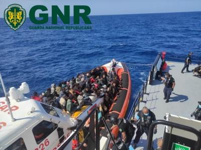 GNR resgatou 151 migrantes ao largo da costa italiana - 35 eram crianças - TVI