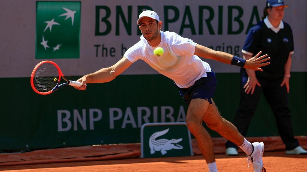 Nuno Borges na primeira ronda de Roland Garros, contra John Isner (AP/Aurelien Morissard)
