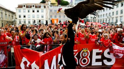 O adeus Grimaldo, Schmidt aos saltos e a brincadeira de Neres: a festa do Benfica na Câmara - TVI