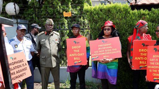 Manifestantes contra a lei anti-homossexualidade promulgada no Uganda (Foto: Phill Magakoe/AFP via Getty Images)