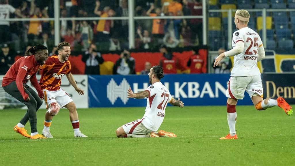 Galatasaray festeja golo de Sérgio Oliveira frente ao Ankaraguçu, no jogo que garantiu o título (Ali Balikci/Anadolu Agency via Getty Images)