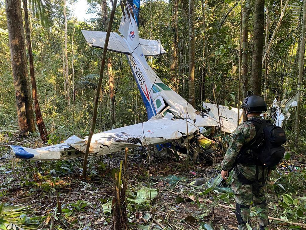 A Colômbia continua à procura de um sinal de vida das quatro crianças indígenas desaparecidas num acidente de avião na floresta da Amazónia. Foto: Gabinete de Imprensa das Forças Armadas Colombianas/AP