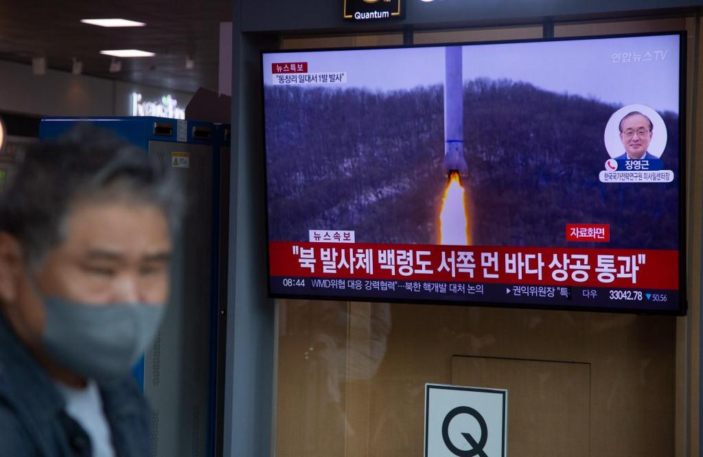 Lançamento de satélite espião na Coreia do Norte (Foto: Jeon Heon-Kyun/EPA)