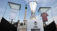 Réplica do troféu da Liga Europa em Budapeste, antes da final Sevilha-Roma (ANNA SZILAGYI/EPA)