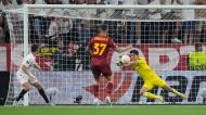 Spinazzola viu Bounou negar o 1-0 à Roma na primeira grande ocasião da final da Liga Europa (AP/Darko Bandic)