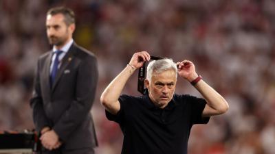Mourinho dá medalha a adepto e diz: «Quero ficar, mas mereço mais» - TVI
