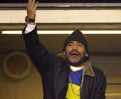 Maradona assistiu ao Boca-Grémio (Foto EPA)