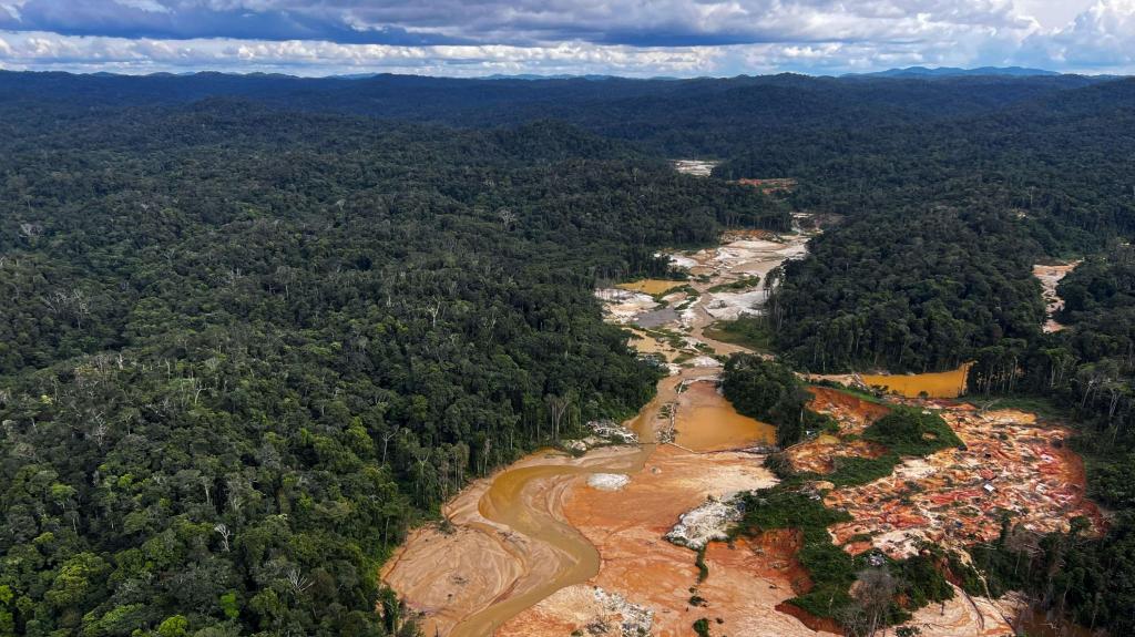 Campo de mineração ilegal na Amazónia, Rio de Janeiro. 24 de fevereiro de 2023. Foto: Alan Chaves/AFP via Getty Images