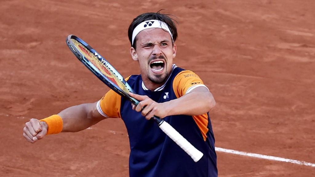 Roland Garros: Daniel Altmaier festeja vitória sobre Jannik Sinner (CHRISTOPHE PETIT TESSON/EPA)