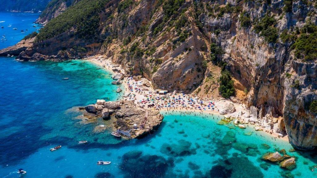 Cala Mariolu, na Sardenha, é uma das várias praias italianas populares que está a implementar um limite diário de visitantes este verão. Liubomir Paut-Fluerasu/Alamy Stock Photo