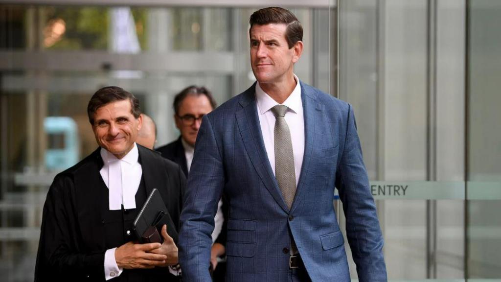 Ben Roberts-Smith, juntamente com o advogado Arthur Moses (à esquerda), a sair do Tribunal Federal da Austrália, em Sydney, em março de 2022. Dan Himbrechts/AAP Image/Reuters