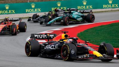 Fórmula 1: Verstappen passeia em Barcelona à frente dos dois Mercedes - TVI
