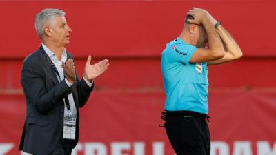 VÍDEO: Mateu Lahoz chora na despedida, com o estádio de pé a aplaudir - TVI