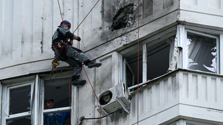 Um perito inspeciona a fachada danificada de um edifício de apartamentos após um ataque de drones em Moscovo, a 30 de maio de 2023. Kirill Kudryavtsev/AFP/Getty Images