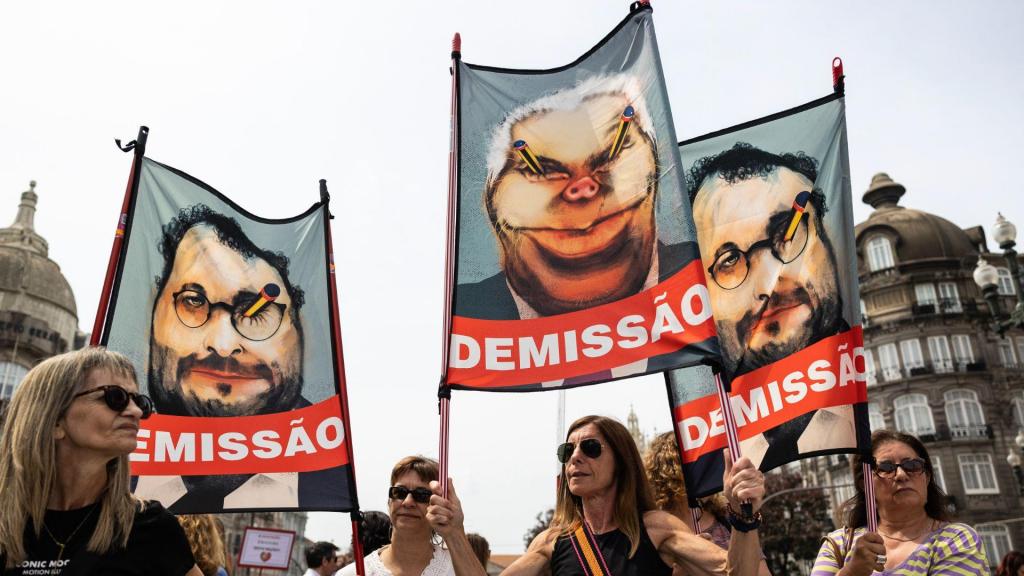 Professores manifestam-se em dia de greve nacional de professores e educadores na Avenida dos Aliados no Porto (LUSA/José Coelho)