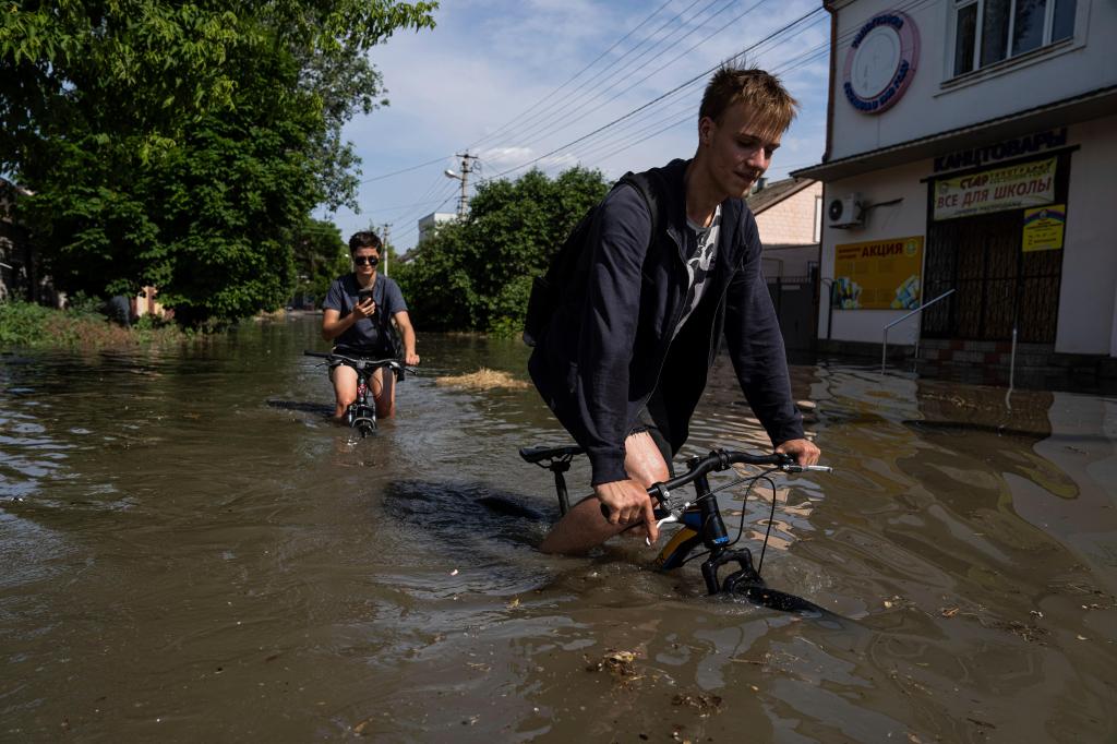 Ucranianos enfrentam catástrofe ambiental após colapso da barragem Nova Kakhovka