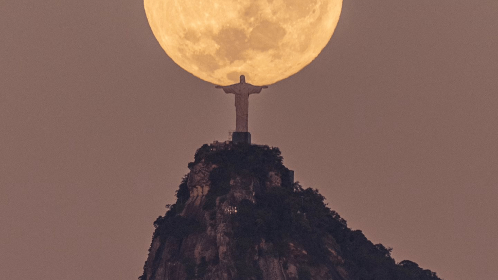 Cristo redentor abraça a Lua