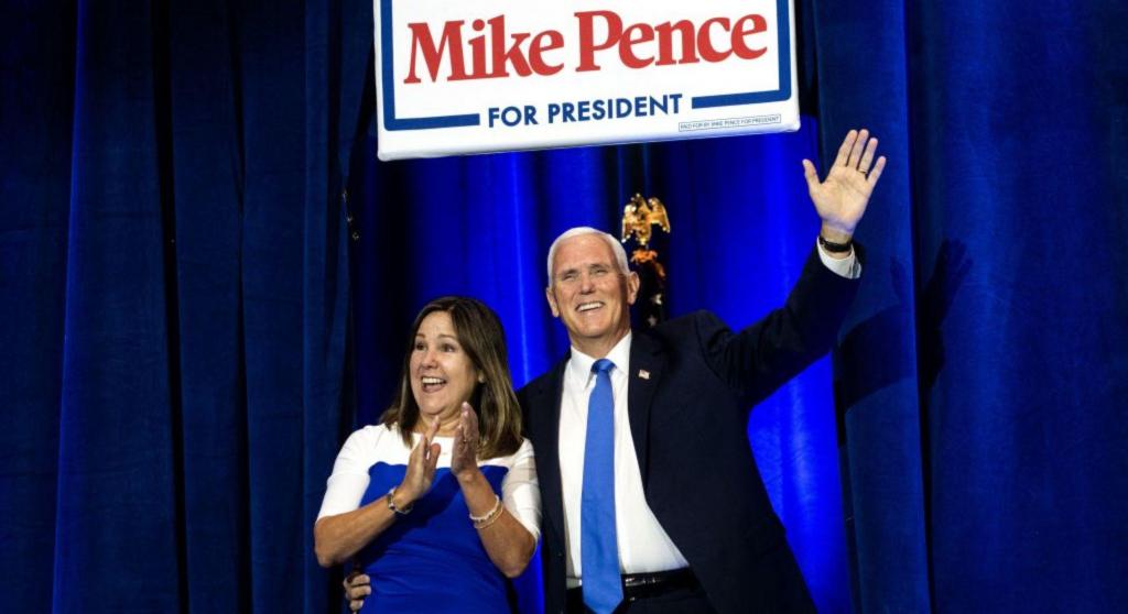 O republicano Mike Pence anuncia a sua candidatura presidencial, ao lado da mulher, Karen (Foto de Stephen Maturen/AFP via GettyImages)