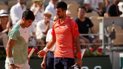 Roland Garros: Alcaraz quebra fisicamente e Djokovic está na final - TVI