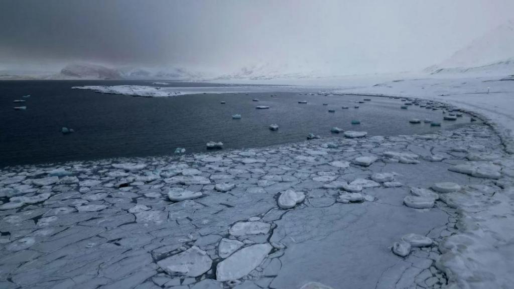 Gelo em Svalbard, Noruega, 6 de abril de 2023. Esta parte do Ártico está a aquecer até sete vezes mais depressa do que a média global. Lisi Niesner/Reuters