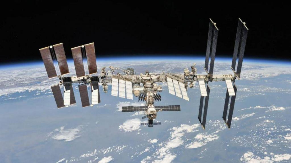 Os astronautas passam regularmente seis meses durante suas missões rotativas a bordo da Estação Espacial Internacional. NASA