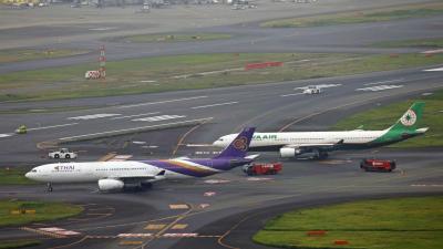 Colisão entre dois aviões causa encerramento de pista no aeroporto de Tóquio - TVI