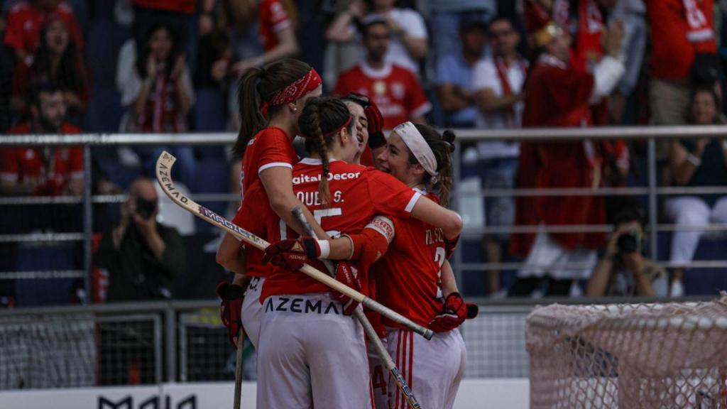 Equipa feminina de hóquei em patins do Benfica festejou a «dobradinha» (fotos SLB)