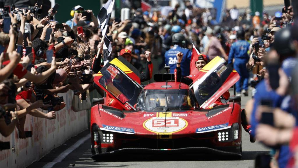 Ferrari vence 24 horas de Le Mans (EPA/YOAN VALAT)