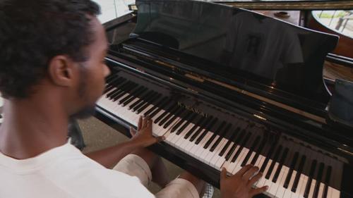 Hugo nunca teve aulas de música mas toca piano como ninguém: como um jogo  de telemóvel lhe mudou a vida, Jornal Nacional