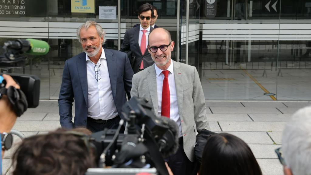 Rui Patrício e João Medeiros, advogados do Benfica, após a leitura do acórdão do caso dos e-mails (MANUEL DE ALMEIDA/LUSA)