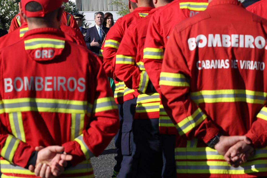 Bombeiros portugueses partem para combater incêndios no Canadá (Foto: Tiago Petinga/Lusa)