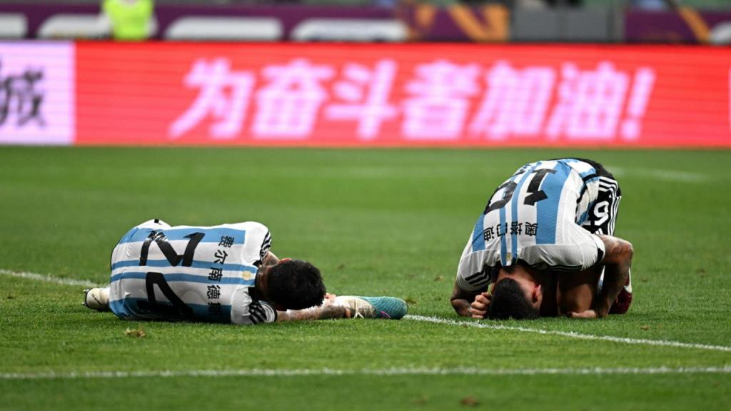 Enzo Fernández e Otamendi após um choque no jogo da Argentina (Photo by Di Yin/Getty Images)
