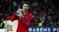 Cristiano Ronaldo em 2019 com a Taça da Liga das Nações após Portugal bater os Países Baixos na final no Estádio do Dragão (Filipe Amorim/NurPhoto via Getty Images)