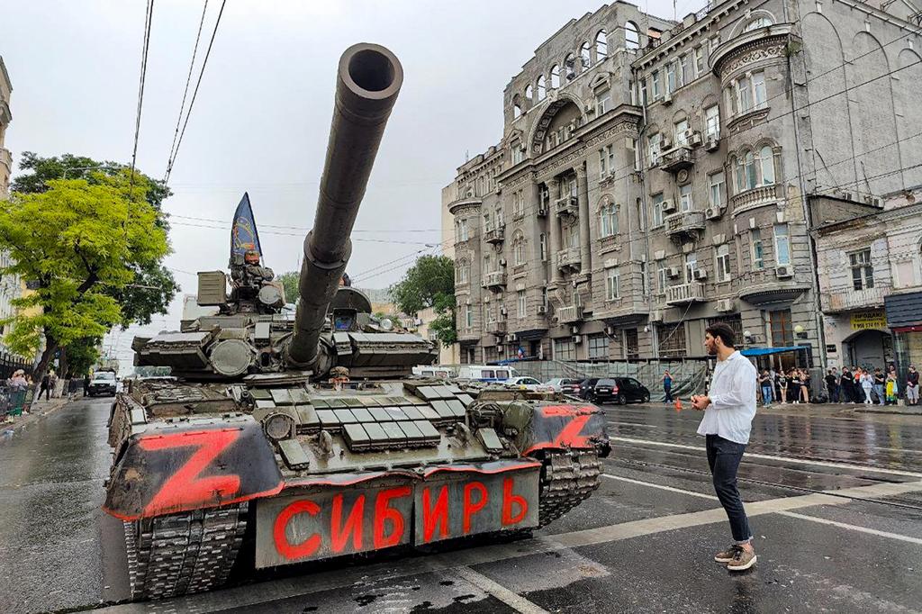 Elementos do grupo Wagner nas ruas em Rostov-do-Don na Rússia (AP)