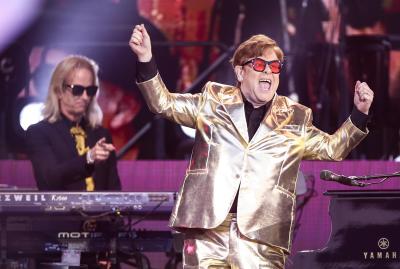 Elton John passou a noite no hospital após cair em casa em França - TVI