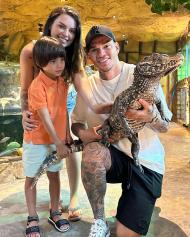 Ederson com a família num jardim zoológico no Dubai