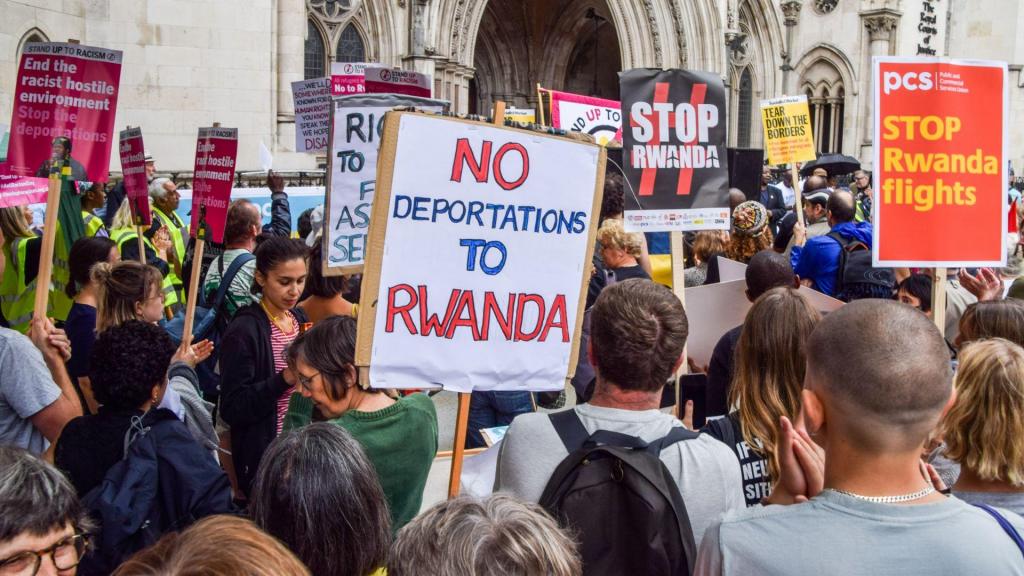 Manifestações contra as deportações de imigrantes para o Ruanda (Vuk Valcic/Getty Images)