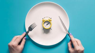 Afinal, o que é mais eficaz na perda de peso: cortar calorias ou fazer jejum? - TVI