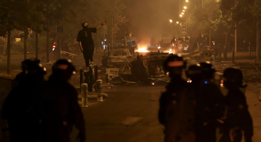 Terceira noite de protestos em Nanterre, França, após a morte de Nahel (AP)