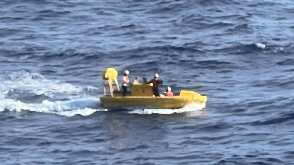 Mulher resgatada depois de cair de cruzeiro da Royal Caribbean Foto: Matt Kuhn/Twitter