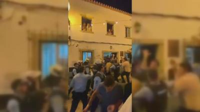 Polícia ferido e um detido em noite da festa do colete encarnado - TVI