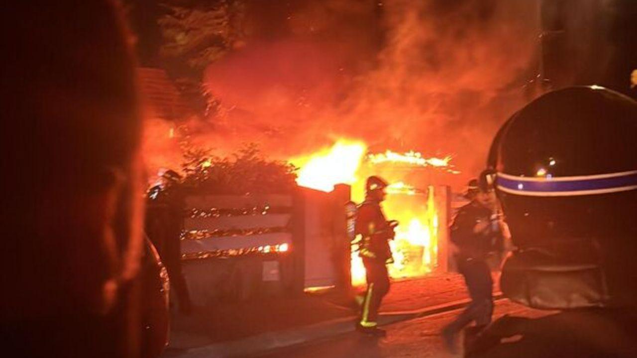 França manifestantes atiram veículo blindado contra casa de autarca e pegam-lhe fogo