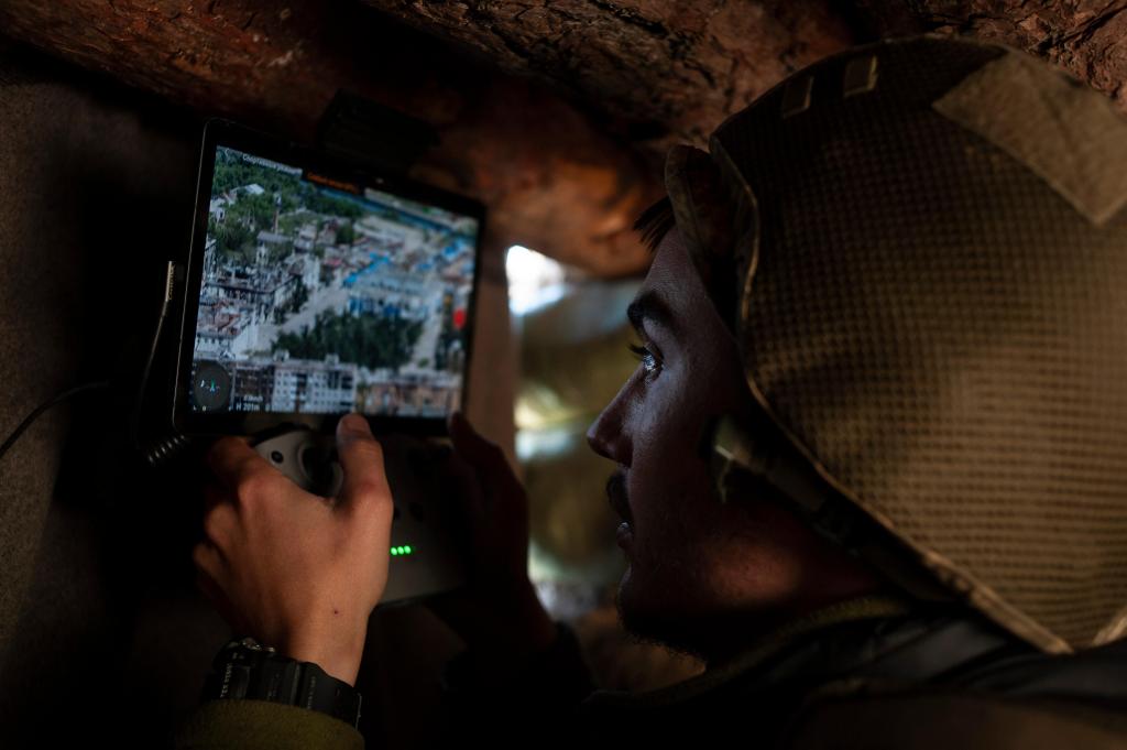 Soldado ucraniano a pilotar drone num abrigo em Chasiv Yar (Iryna Rybakova via AP)