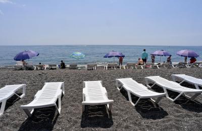 "As praias mais brancas da Crimeia" ou "Relaxe e desfrute do verão em grande estilo". Russos tentam atrair turistas para o mar de Azov (onde ninguém tem medo da guerra) - TVI