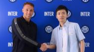 Davide Frattesi ao lado de Steven Zhang, na apresentação como reforço do Inter de Milão (Inter Milão)