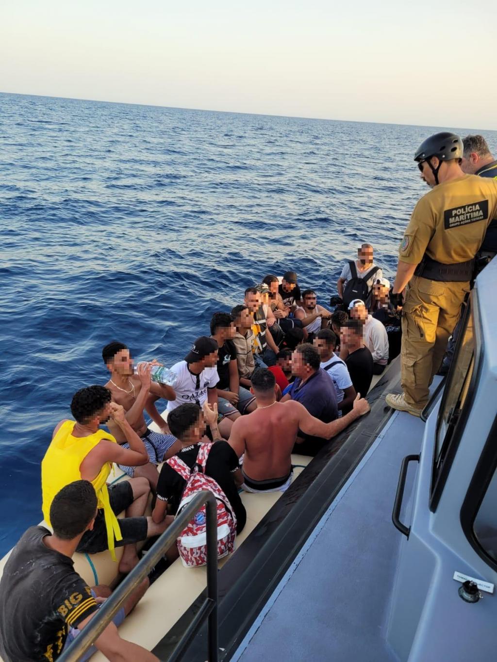 Polícia Marítima resgata migrantes em Itália