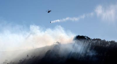 Oito meios aéreos combatem fogo na serra do Montejunto - TVI
