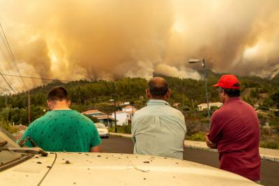 Baixas temperaturas ajudam a combater incêndio em La Palma. Retiradas de casa 4.000 pessoas - TVI